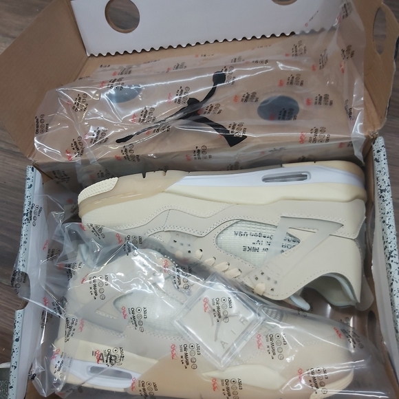 Offwhite jordan 4 size 10 selling in canada only - Picture 2 of 3